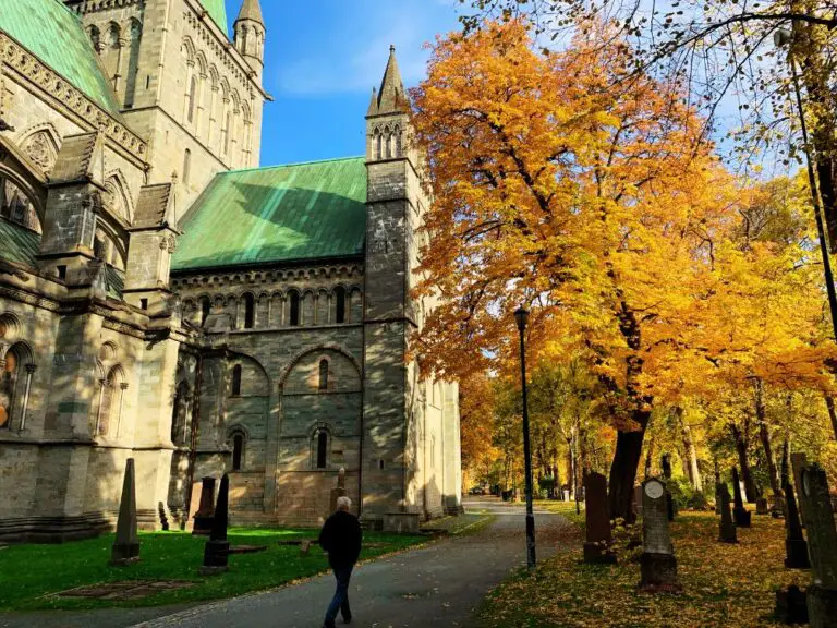 Ports côtiers de Norvège en ferry : L'itinéraire complet de 12 jours expliqué 58 La cathédrale Nidaros de Trondheim en automne. Photo de la cathédrale de Nidaros à Trondheim en automne : David Nikel.
