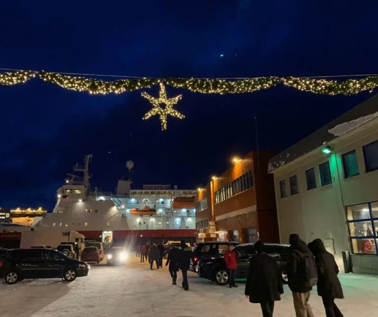 Hurtigruten à quai à Honningsvåg en hiver. Photo : David Nikel.