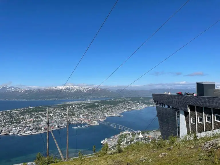 Ports côtiers de Norvège en ferry : L'itinéraire complet de 12 jours expliqué 62 Vue du téléphérique de Tromsø en été. Photo : David Nikel.