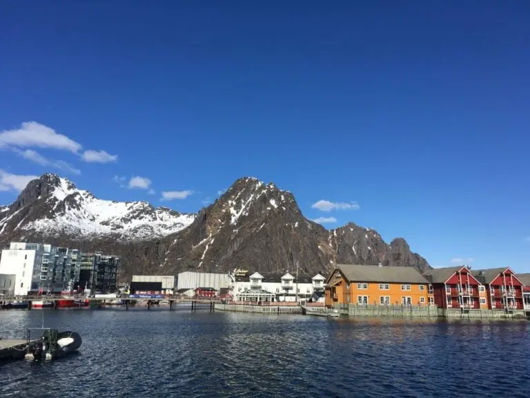 Ports côtiers de Norvège en ferry : L'itinéraire complet de 12 jours expliqué 70 Le cadre magnifique de Svolvær aux Lofoten. Photo : David Nikel.