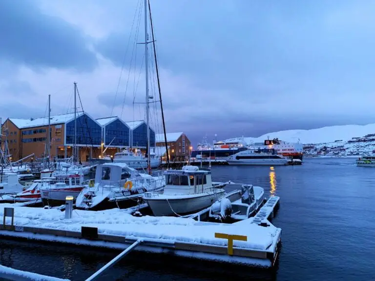 Ports côtiers de Norvège en ferry : L'itinéraire complet de 12 jours expliqué 68 Escale à Hammerfest en hiver. Photo : David Nikel.
