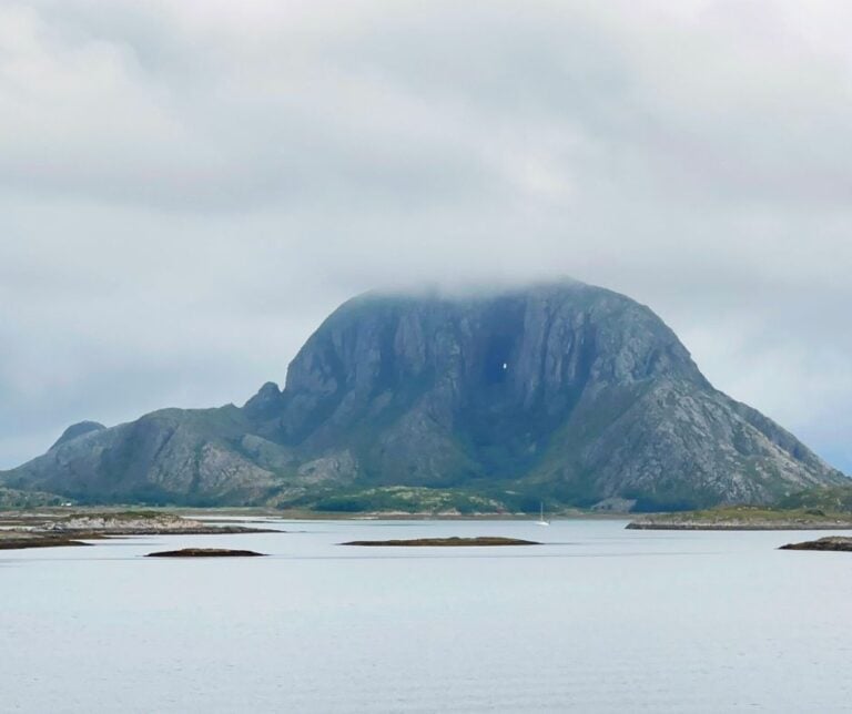 Ports côtiers de Norvège en ferry : L'itinéraire complet de 12 jours expliqué 72 La montagne Torghatten avec le trou près de Brønnøysund. Photo : David Nikel.