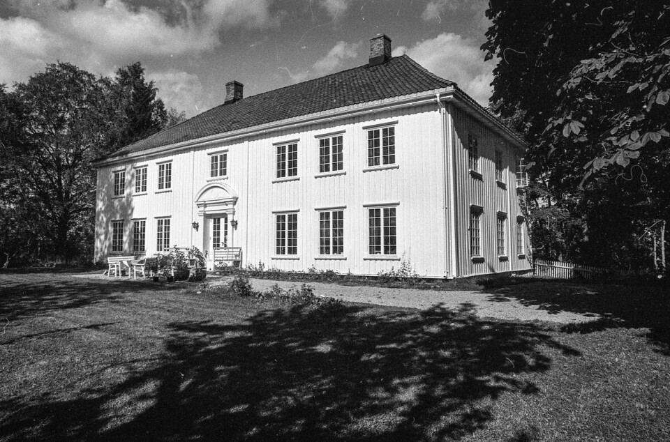 Dans les presbytères, les invités se voyaient offrir des duvets pour dormir, ainsi que de la bonne nourriture et quelque chose de bon à boire. Voici le presbytère de Kråkstad à Follo. Dans les presbytères, les invités ont pu dormir sous des duvets, manger et boire quelque chose de bon. Voici le presbytère de Kråkstad à Follo.