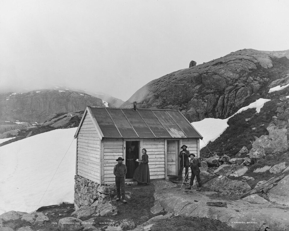 Les touristes européens ont subi un choc culturel lorsqu'ils sont arrivés en Norvège dans les années 1800. 45 Turisthytten ved Mysevandet i Mauranger.