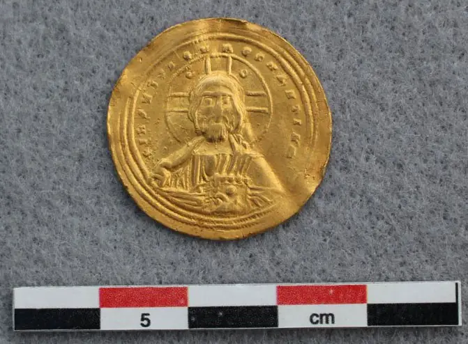 Une pièce d'or byzantine trouvée en Norvège 4 Une pièce d'or byzantine trouvée en Norvège - 3