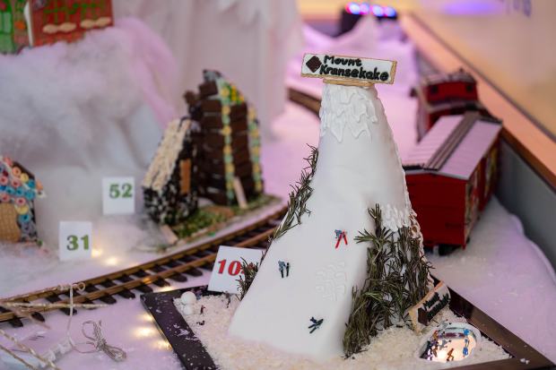 Découvrez les gagnants du concours Norway House - Twin Cities 70 Une piste de ski en pain d'épices, avec des petits skieurs et des arbres en romarin.