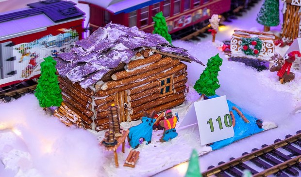 Découvrez les gagnants du concours Norway House - Twin Cities 91 Une cabane faite de bûches de bretzel avec un toit en tortilla-chip. Paul Bunyon et Babe le bœuf bleu en pain d'épice se tiennent à l'extérieur, à côté d'une table remplie de petites crêpes.