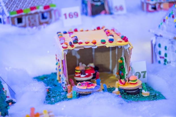Découvrez les gagnants du concours Norway House - Twin Cities 85 Une petite cabane avec des tables et des hamburgers dessus