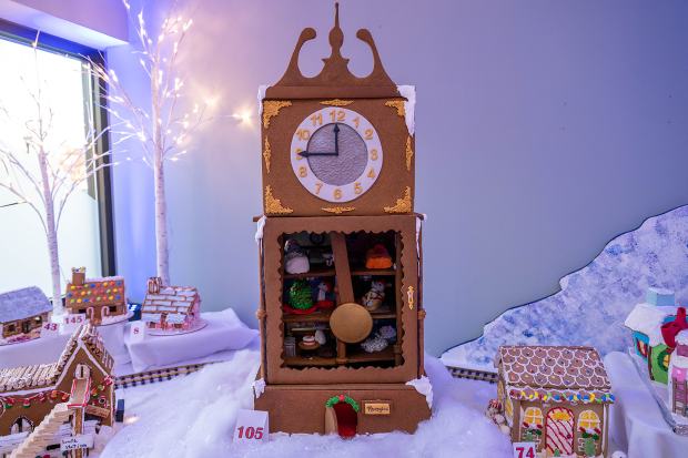 Découvrez les gagnants du concours Norway House - Twin Cities 97 Une horloge grand-père avec des petites pièces à l'intérieur. Des souris vivent dans ces pièces