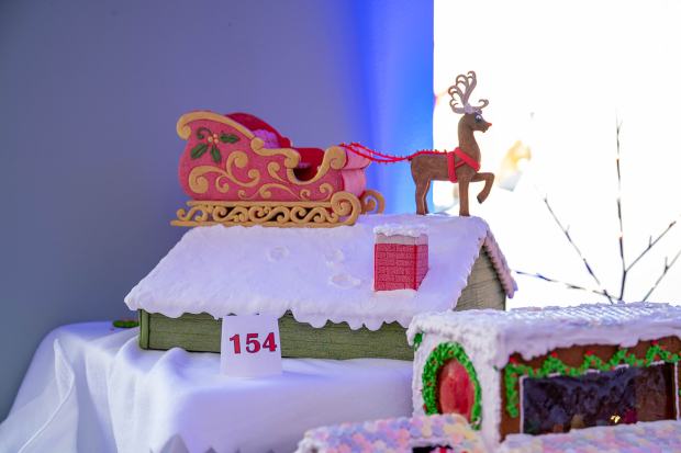 Découvrez les gagnants du concours Norway House - Twin Cities 94 Le sommet d'une maison recouverte de neige. Un traîneau et des rennes y sont assis.