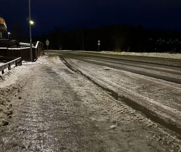 Chaussée et route verglacées à Trondheim, Norvège. Photo : David Nikel.