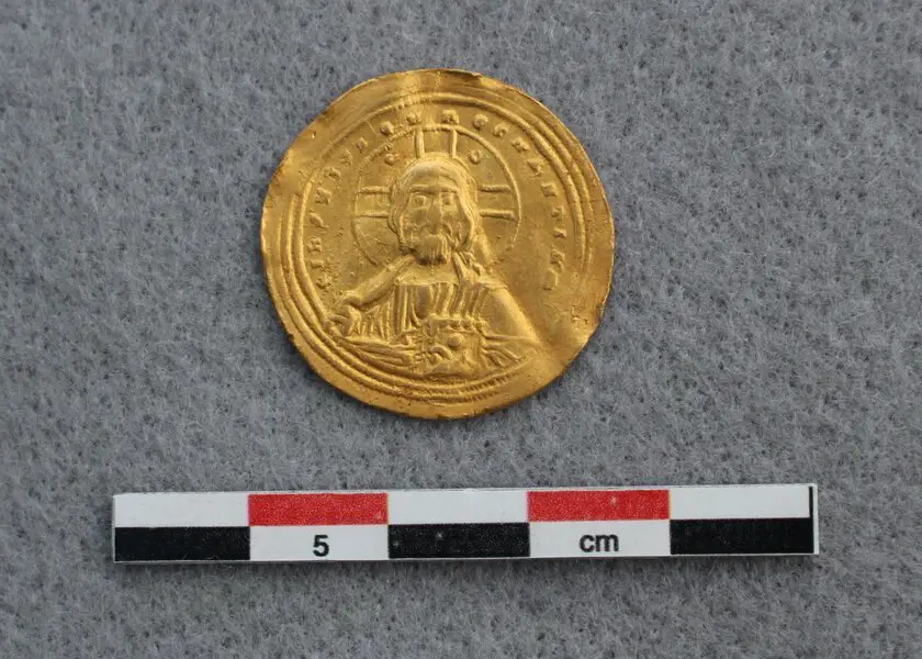 Découverte en Norvège d'une ancienne pièce d'or représentant Jésus 4 Découverte en Norvège d'une ancienne pièce d'or représentant Jésus - 3
