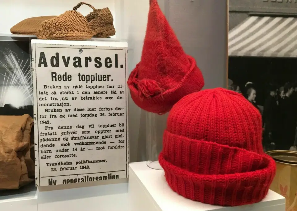 Le 23 février 1942, la police de Trondheim a annoncé que les personnes prises avec des bonnets rouges seraient punies. Le 23 février 1942, la police de Trondheim a annoncé que les personnes prises avec des bonnets rouges seraient punies.