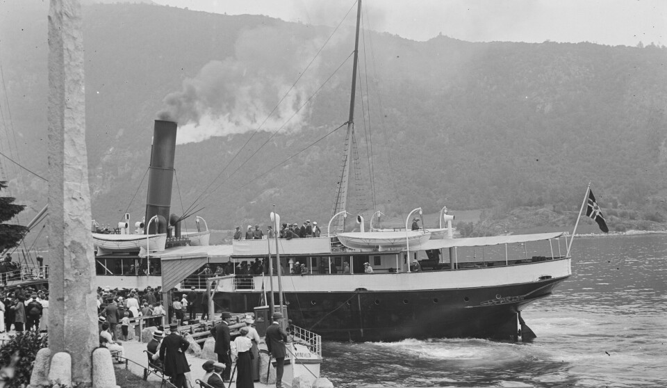 Les touristes européens ont subi un choc culturel lorsqu'ils sont arrivés en Norvège dans les années 1800. 36 Dampskip i Balholm i Sogn.