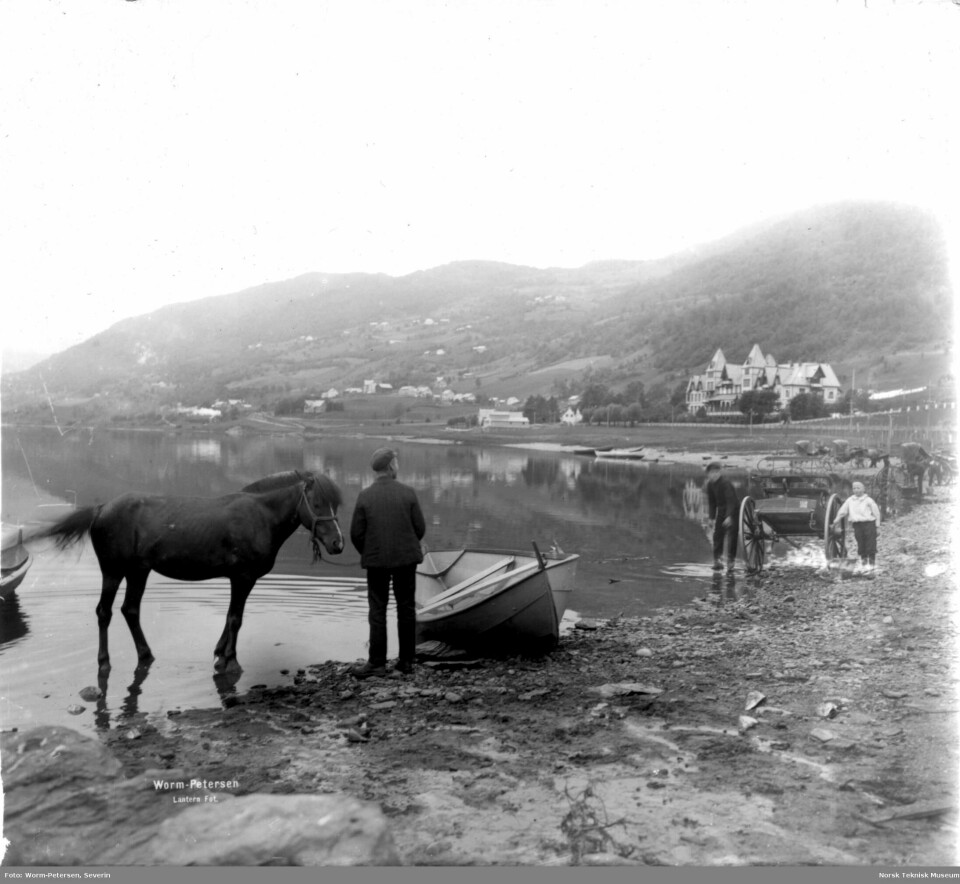Les touristes européens ont subi un choc culturel lorsqu'ils sont arrivés en Norvège dans les années 1800. 35 Vossevangen, hester og skysskarer ved Vangsvatnet, Fleischers hotell i bakgrunnen.