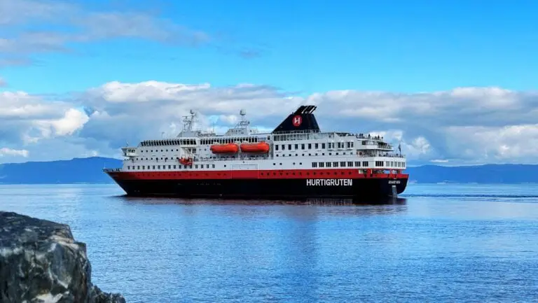 Ferry côtier Hurtigruten quittant Trondheim. Photo : David Nikel.