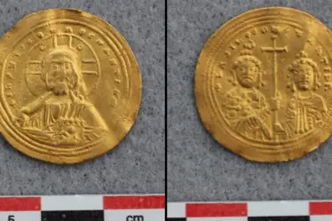 Un détecteur de métaux trouve une pièce d'or ancienne "très rare" en Norvège, à plus de 1 600 km de son origine. - 10