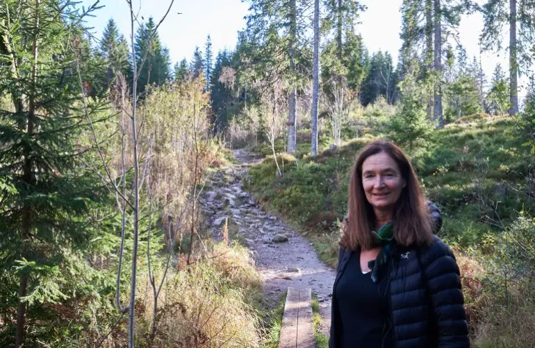 Une bibliothèque du futur : Peut-elle rendre le monde meilleur ? | Caractéristiques 19 Anne Beate Hovind près de jeunes arbres dans la Forêt de l'avenir (Anna Pivovarchuk/Al Jazeera)