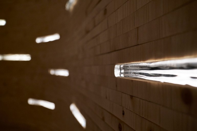 Une bibliothèque du futur : Peut-elle rendre le monde meilleur ? | Caractéristiques 17 Les manuscrits sont encastrés dans les murs de la Silent Room (Anna Pivovarchuk/Al Jazeera)