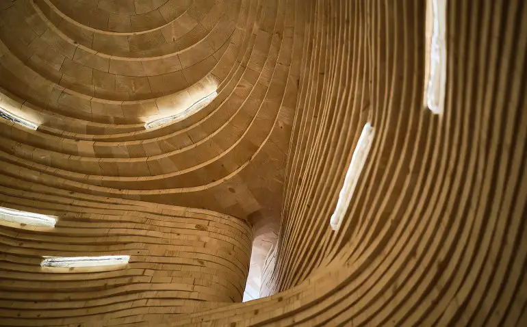 Une bibliothèque du futur : Peut-elle rendre le monde meilleur ? | Caractéristiques 18 Les manuscrits sont encastrés dans les murs de la Silent Room (Anna Pivovarchuk/Al Jazeera)