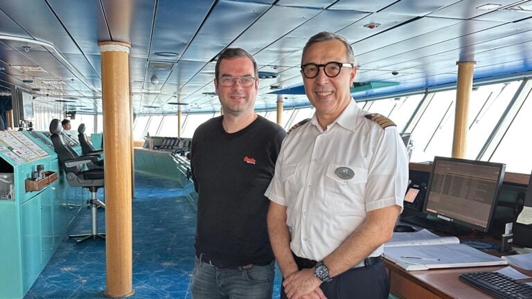 Le meilleur de la vie en Norvège en 2023 18 David Nikel de Life in Norway avec le capitaine Stoica du Borealis de Fred Olsen.
