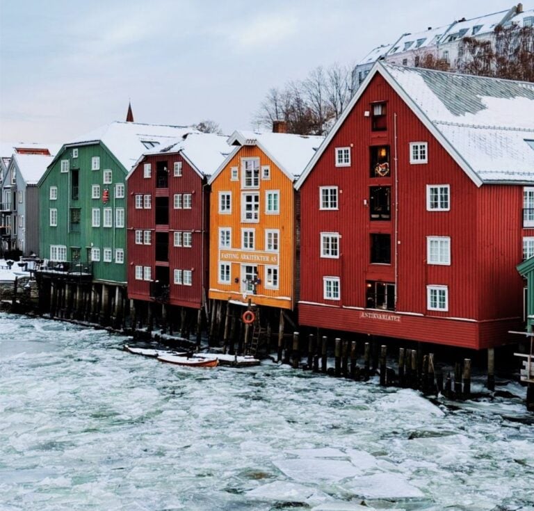 Les records de froid s'effondrent alors que le gel s'abat sur la Norvège 24 Glace sur la rivière à Trondheim, Norvège.