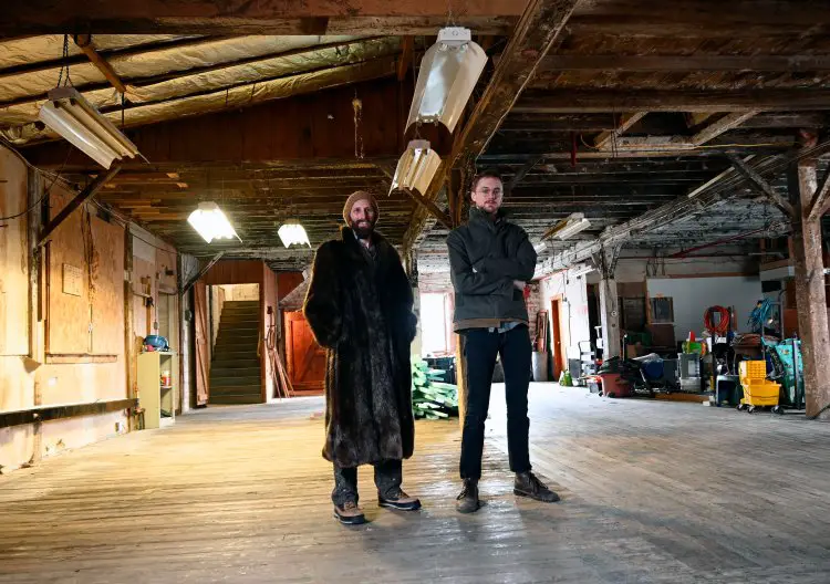 Dans une ancienne fabrique de raquettes à neige norvégienne, un pôle artistique prend forme 58 Dans une ancienne fabrique de raquettes à neige norvégienne, un pôle artistique prend forme - 57