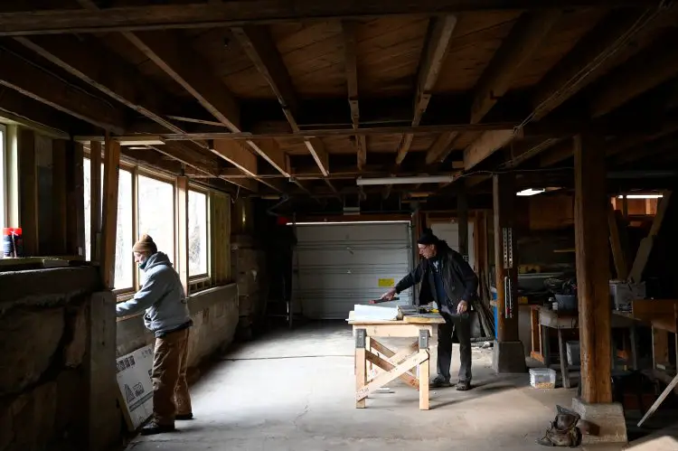 Dans une ancienne fabrique de raquettes à neige norvégienne, un pôle artistique prend forme 66 Dans une ancienne fabrique de raquettes à neige norvégienne, un pôle artistique prend forme - 65