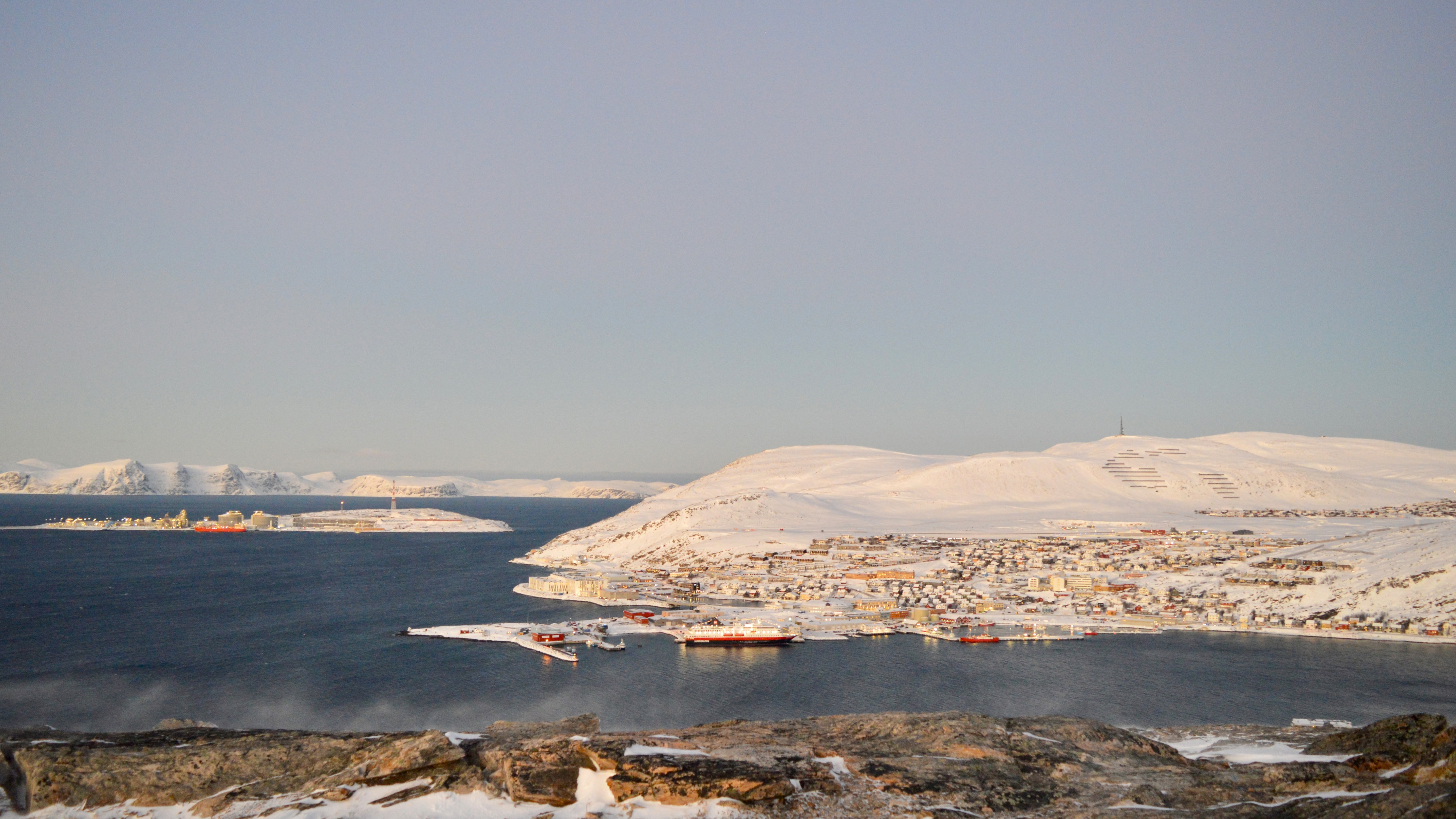 Le navire hurtigruten Richard With au loin, amarré à Hammerfest.