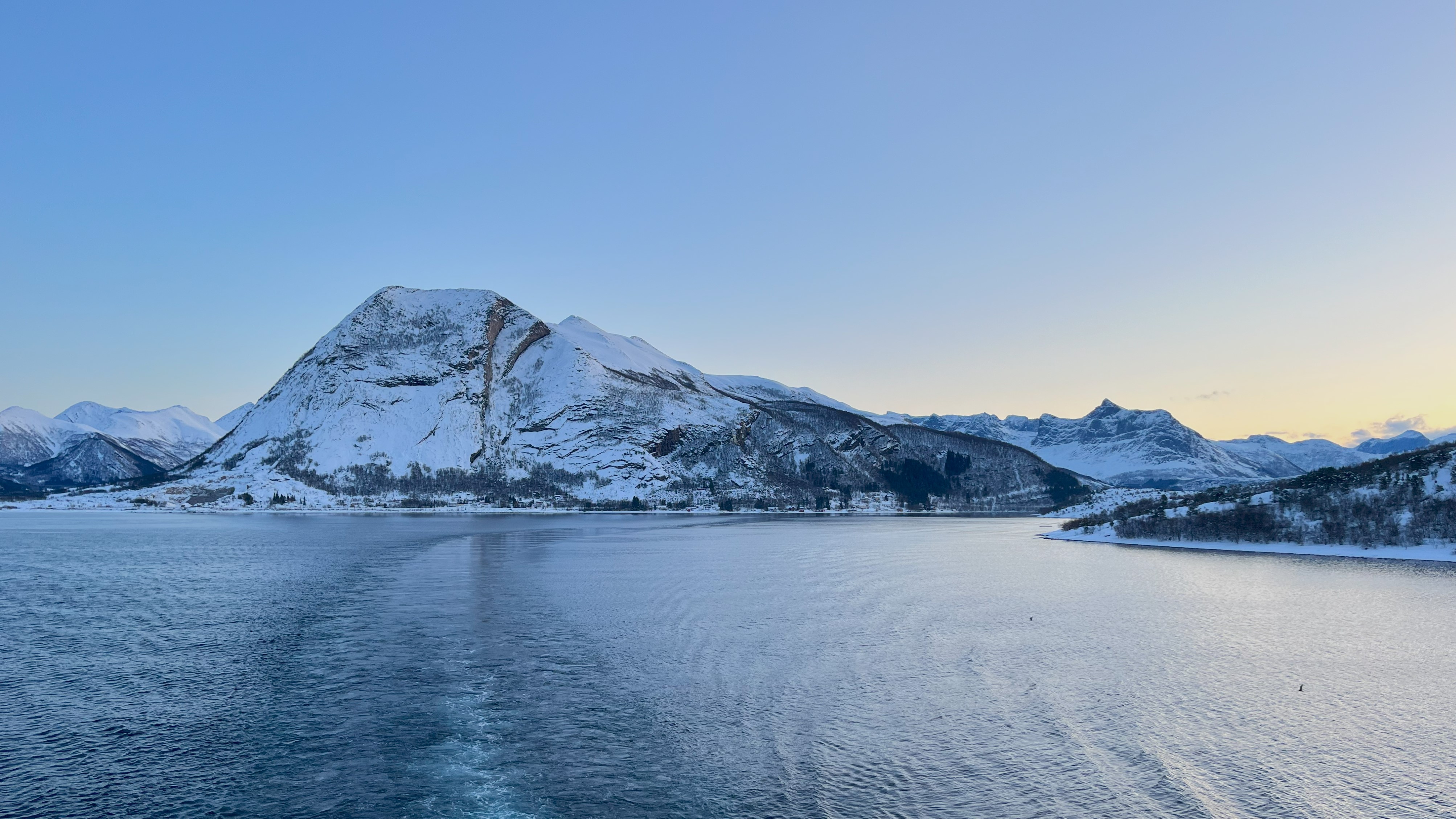Une vue imprenable sur la mer, les montagnes et un ciel bleu limpide.