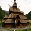 Église à stalles de Borgundstavechurch. Photo : Glaurung supposé (sur la base des droits d'auteur), CC BY-SA 2.5 <https://creativecommons.org/licenses/by-sa/2.5> ;, via Wikimedia Commons. StavKirker : Découvrez les églises médiévales en bois de Norvège - Image 2 de 6