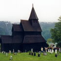 L'Urnesstavkirke. Photo : Nina Aldin Thune. CC BY-SA 3.0 <https://creativecommons.org/licenses/by-sa/3.0> ;, via Wikimedia Commons StavKirker : Explorez les églises médiévales en bois de Norvège - Image 3 de 6