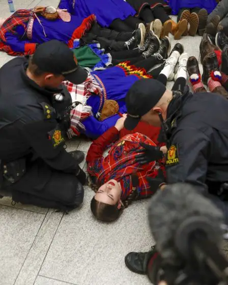 En Norvège, des militants des droits des Samis ont été inculpés à la suite de manifestations contre un parc éolien affectant l'élevage de rennes. 17 En Norvège, des militants des droits des Samis ont été inculpés à la suite de manifestations contre un parc éolien affectant l'élevage de rennes. - 16