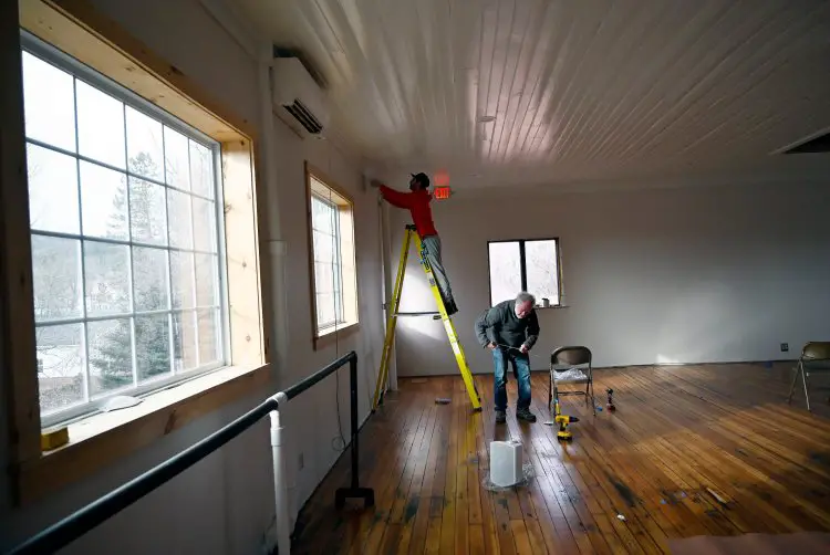 Dans une ancienne fabrique de raquettes à neige norvégienne, un pôle artistique prend forme 52 Dans une ancienne fabrique de raquettes à neige norvégienne, un pôle artistique prend forme - 51