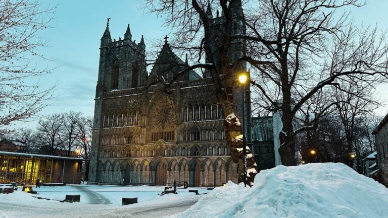 Les records de froid s'effondrent alors que le gel s'abat sur la Norvège 19 Cathédrale de Nidaros à Trondheim.