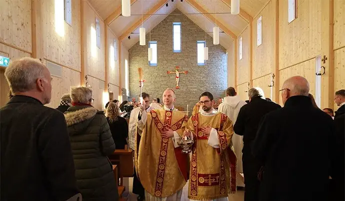 Les moines norvégiens consacrent une nouvelle église dans la région des anciennes ruines de Munkeby - Catholic World Report 12 Les moines norvégiens consacrent une nouvelle église dans la région des anciennes ruines de Munkeby - Catholic World Report - 11