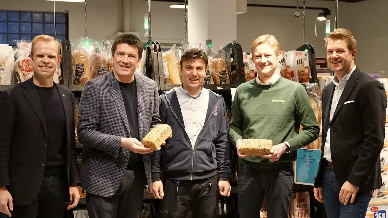 Les PDG Svein Tore Holsether, Ole Robert Reitan, Svenn Ivar Fure et Jan-Eirik Eikeland avec le directeur du magasin Rema 1000, Mehmet Teknøz.