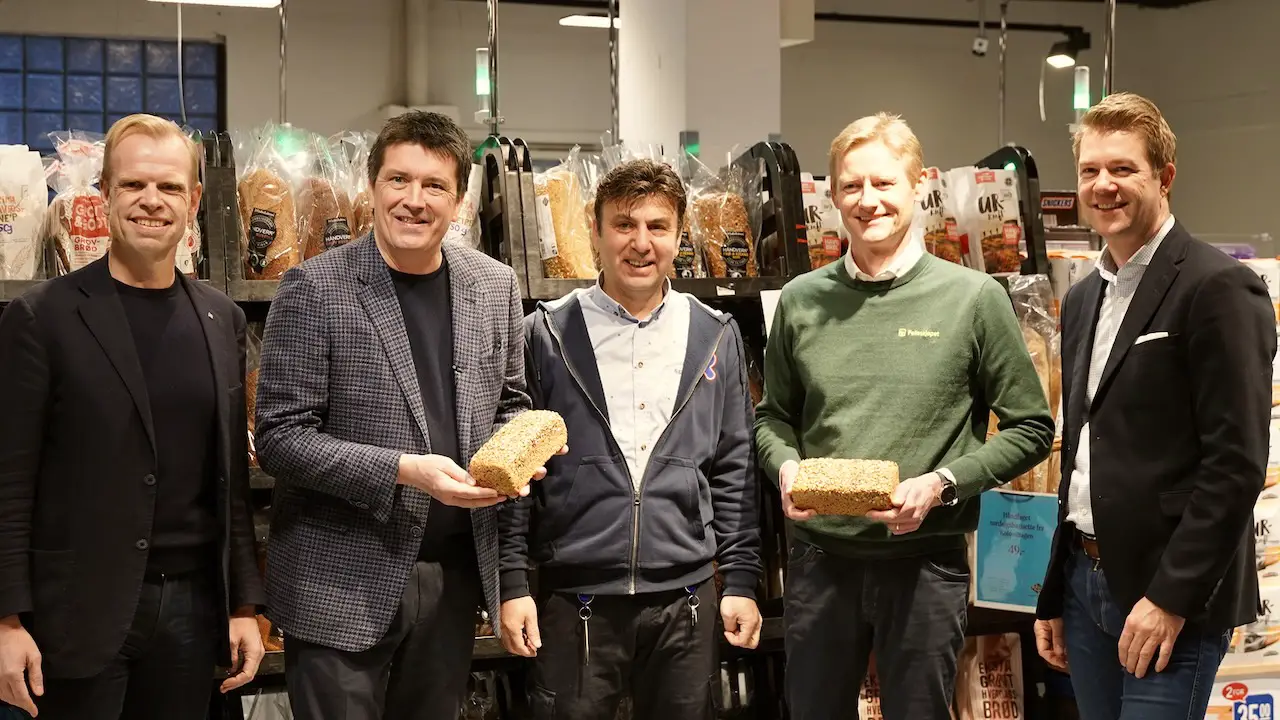 DSC03986.jpeg Les PDG Svein Tore Holsether, Ole Robert Reitan, Svenn Ivar Fure et Jan-Eirik Eikeland avec le directeur du magasin Rema 1000, Mehmet Teknøz.