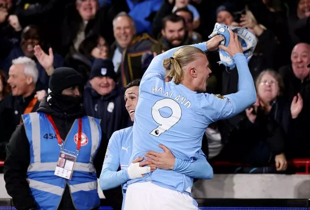 Pep Guardiola découvre un nouveau point focal alors que Man City surmonte un problème familier contre Brentford - George Smith Nouveau point focal découvert par Pep Guardiola alors que Man City surmonte un problème familier contre Brentford - George Smith 7 Erling Haaland fait la fête avec Phil Foden après que ce dernier ait réalisé son triplé contre Brentford.