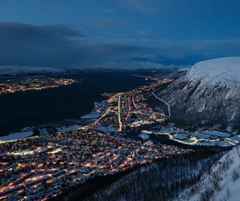 La pilule du soleil : Utilisation de suppléments de vitamine D en Norvège 18 Journée sombre d'hiver à Tromsø, Norvège.