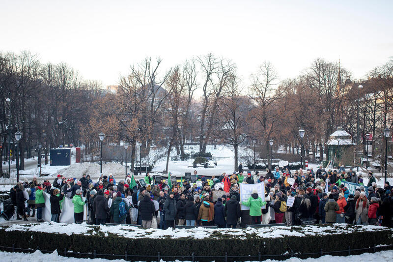 Le Parlement européen désapprouve les projets d'exploitation minière en eaux profondes de la Norvège 10 Des militants internationaux et des organisations environnementales se rassemblent devant le Parlement norvégien pour protester contre les projets d'exploitation minière en eaux profondes de la Norvège.
