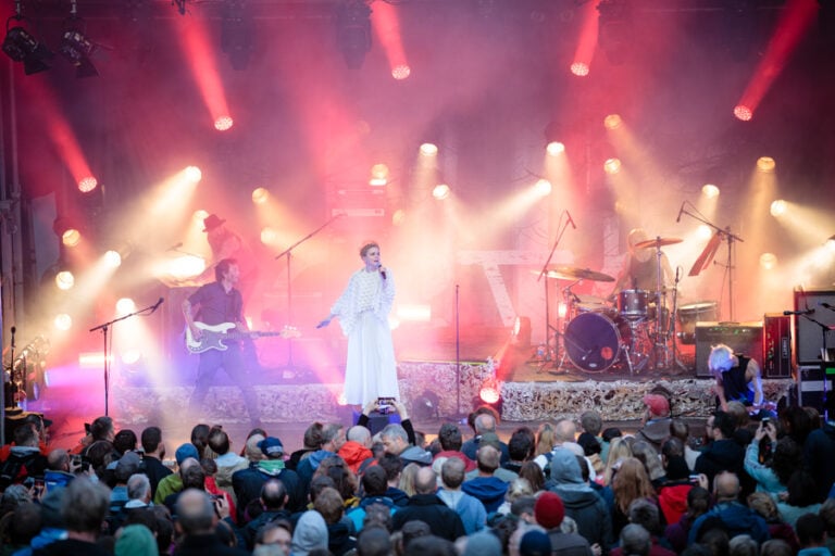 Ulveham by Gåte : La participation de la Norvège à l'Eurovision en 2024 12 Gåte se produisant à Over Oslo en 2018. Photo : Tore Sætre / Wikimedia.