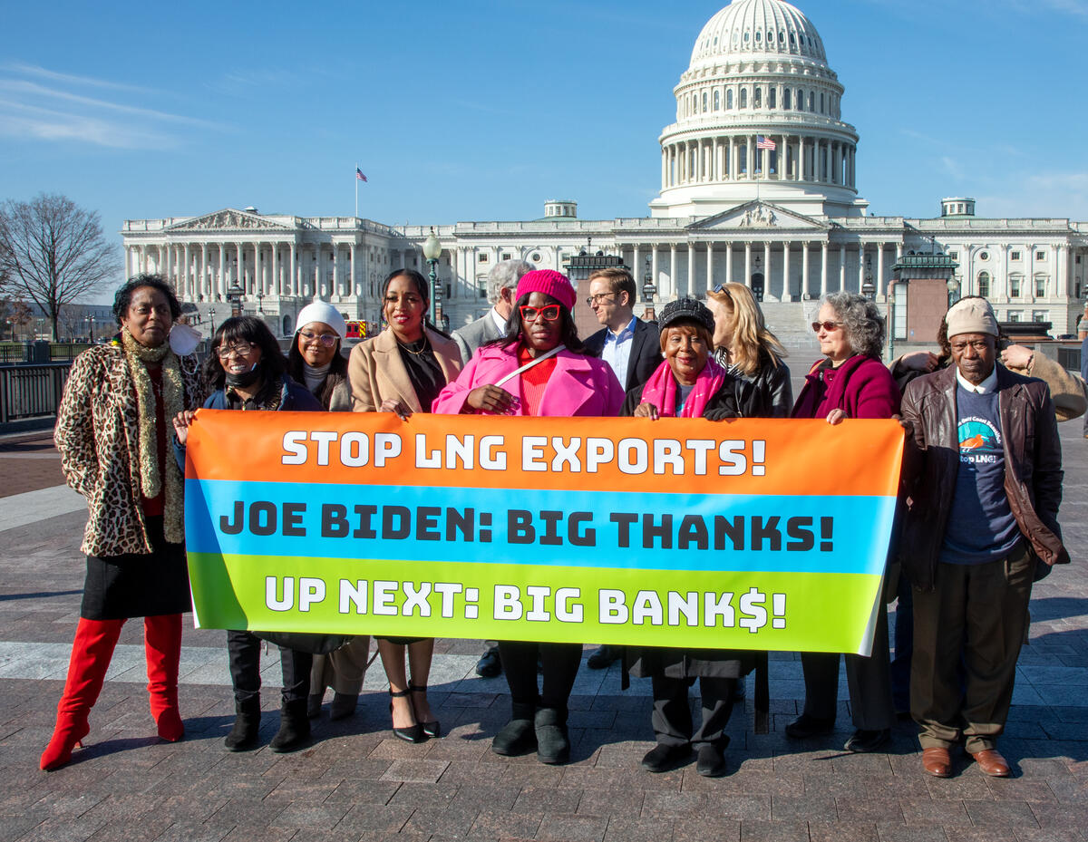 Les Frontliners de StopLNG au Capitole. Tim Aubry / Greenpeace Les pionniers de StopLNG au Capitole. Tim Aubry / Greenpeace