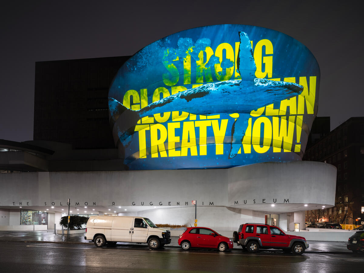 Projection de Protect the Oceans sur le musée Guggenheim à New York. Greenpeace Projection de Protect the Oceans sur le musée Guggenheim à New York. © Greenpeace