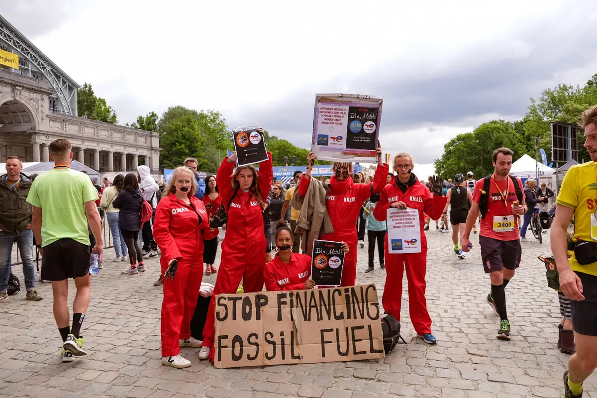 Action contre le sponsoring toxique de TotalEnergies pour les 20 km de Bruxelles. Betty Matthysen / Greenpeace Action contre le sponsoring toxique des