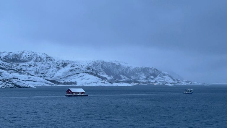Journal de bord de la route côtière norvégienne en hiver (2e partie : vers le sud) 76 Grange remorquée par un bateau en Norvège. Photo : David Nikel.