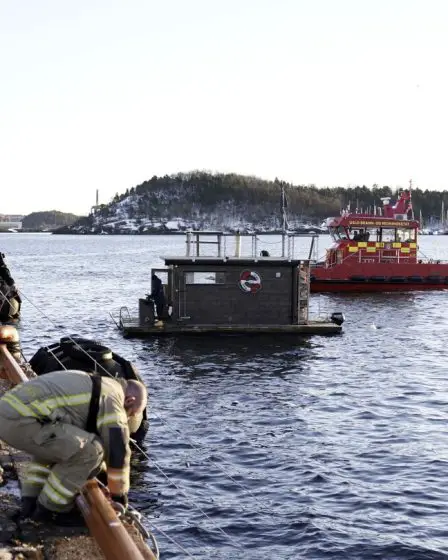 Les clients d'un sauna, vêtus uniquement de serviettes, retirent deux personnes d'une voiture qui a plongé dans un fjord norvégien. 5 Les clients d'un sauna, vêtus uniquement de serviettes, retirent deux personnes d'une voiture qui a plongé dans un fjord norvégien. - 4