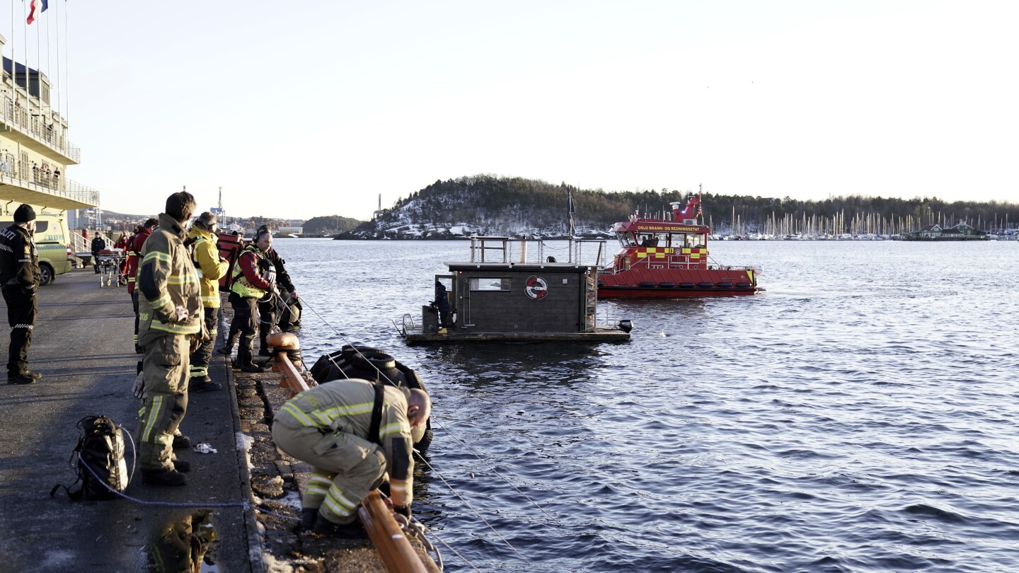 Les clients d'un sauna, vêtus uniquement de serviettes, retirent deux personnes d'une voiture qui a plongé dans un fjord norvégien. - 3