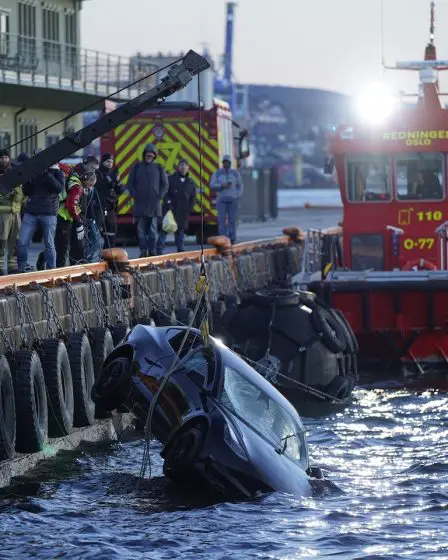 Un sauna flottant sauve les passagers d'une Tesla après l'accident d'une voiture dans un fjord d'Oslo 8 Un sauna flottant sauve les passagers d'une Tesla après l'accident d'une voiture dans un fjord d'Oslo - 7
