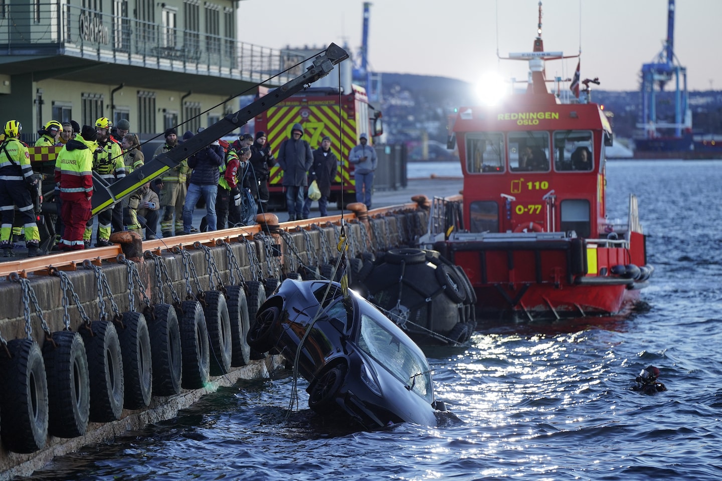 Un sauna flottant sauve les passagers d'une Tesla après l'accident d'une voiture dans un fjord d'Oslo 4 Un sauna flottant sauve les passagers d'une Tesla après l'accident d'une voiture dans un fjord d'Oslo - 3
